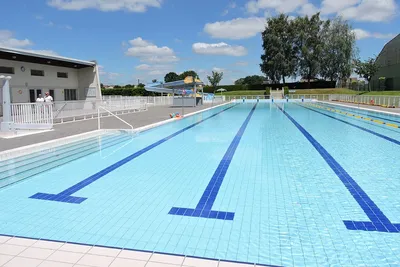 Camping Municipal de Sézanne - Swimmingpool auf dem Campingplatz mit Rutsche im Hintergrund