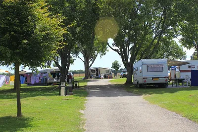 Camping Municipal de Sézanne - Strasse auf dem Campingplatz mit Stellplätzen an den Seiten, auf denen Wohnwagen stehen