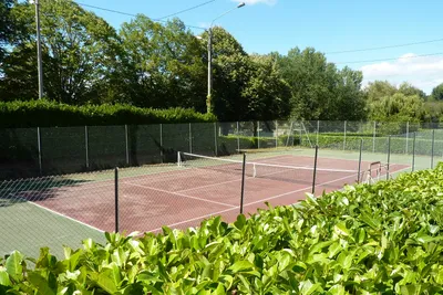 Camping Municipal du Plan d'Eau - Tennisplatz auf dem Campinggelände