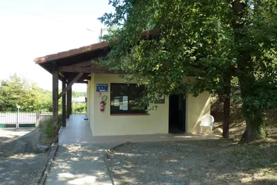 Camping Municipal du Plan d'Eau - Das Sanitärgebäude von aussen