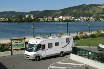 Camping Municipal Les Lucs  -  Stellplatz vom Campingplatz mit Blick auf den Fluss Rotten