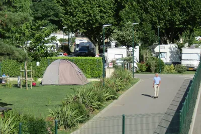 Camping Municipal Les Lucs  -  Wohnwagen- und Zeltstellplatz vom Campingplatz auf grüner Wiese