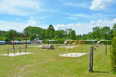 Camping De Mussenkamp  -  Spielplatz vom Campingplatz auf grüner Wiese
