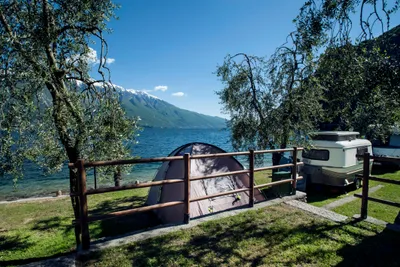 Camping Nanzel - Zelt- und  Wohnmobilstellplätze  auf der Wiese am garda See mit Blick auf die Berge