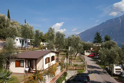 Camping Nanzel -  Campingplatz Luftaufnahme mit Blick auf die Berge