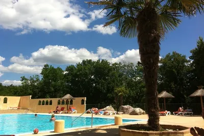 Camping Naturiste Le Couderc -   Pool und Restaurant bei Nacht