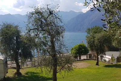 Camping Navene - Standplätze mit Blick auf den See