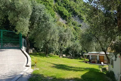 Camping Navene - Standplätze im Grünen auf dem Campingplatz