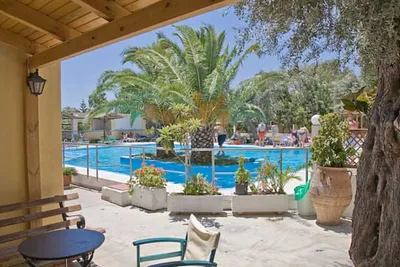 Camping No Problem -  Gäste liegen am Pool in der Sonne