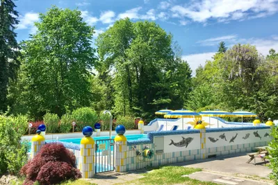 Camping Nord Sam  -  Pool im Grünen auf dem Campingplatz