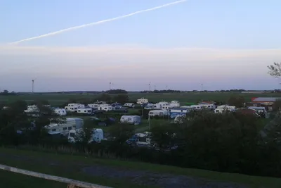 Camping Nordstrand  -  Stellplatz vom Campingplatz im Grünen bei Sonnenuntergang