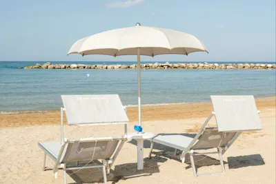 Camping Norina - Liegestühle mit Sonnenschirm am Strand