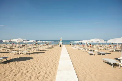 Camping Norina - Blick auf den Badestrand mit Liegestühlen und Sonnenschirmen