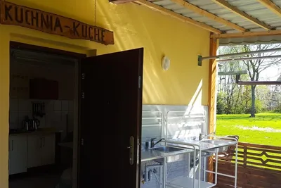 Camping Nr. 61 - Eingang der Küche mit Waschbecken im Freien