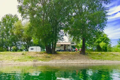 Camping Oaza - Wohnmobil- und  Wohnwagenstellplätze mit Blick auf den See