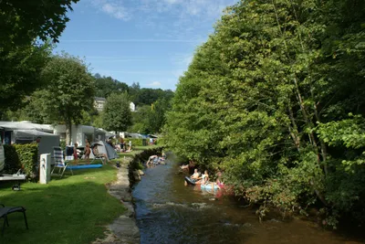 Camping Officiel de Clervaux - Gäste beim Baden im Fluss