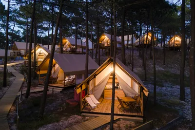 Vale Paraíso Natur Park - Safari-Zelte zwischen den Bäumen im Sonnenuntergang auf dem Campingplatz