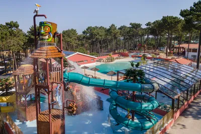 Vale Paraíso Natur Park - Wasserrutsche auf dem Wasserspielplatz für Kinder auf dem Campingplatz