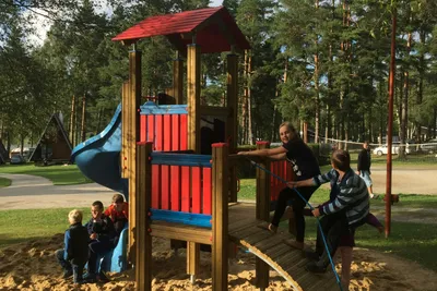 Camping Olsina - Kinder auf Spielplatz vom Campingplatz mit Mobilheime und Beachvolleyball im Hintergrund