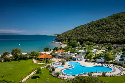 Oliva Camping  Camping Oliva  - Luftaufnahme des Campingplatzes mit Freibad