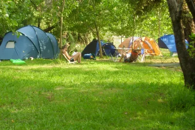 Camping Olmello - Camper auf der Zeltwiese