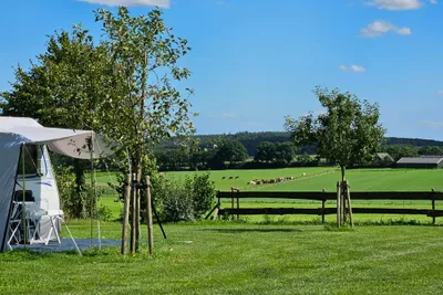 Camping Op den Stuwwal - Standplätze auf der Wiese auf dem Campingplatz