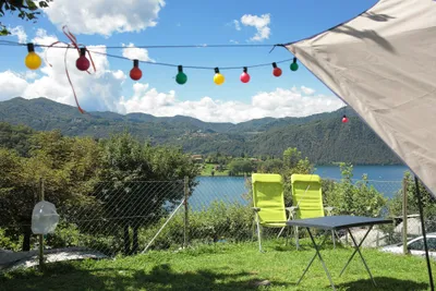 Camping Orta - Sitzgelegenheiten auf einem Stellplatz mit Blick auf den See