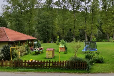 Camping Paradijs - Campingplatz mit Tischtennisplatte und Trampolin