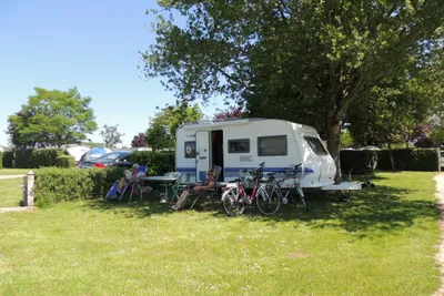 Camping L' Arada Parc - Camper sitzen vor dem Wohnmobil im Schatten auf dem Campingplatz 