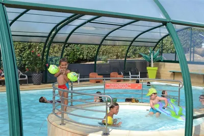 Camping de la Mer d'Iroise  -  Camper im überdachten Pool vom Campingplatz mit Kinderbecken