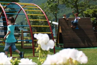 Camping Paradiso Lago - Kinder auf dem Kinderspielplatz