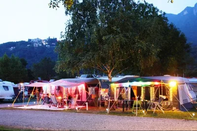 Camping Paradiso Lago - Wohnwagen mit Zierlichtern am Abend