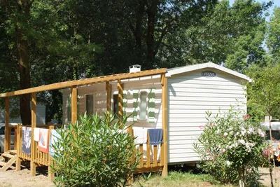 Parc Bellevue - Mobilheim mit Terrasse auf dem Campingplatz 