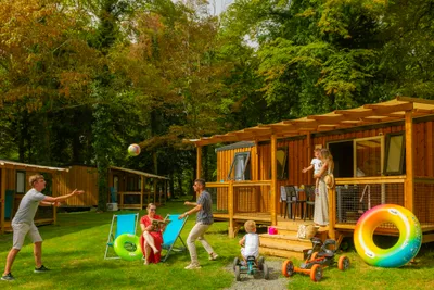 Capfun Camping Parc de Montsabert  - Mobilheim mit Terrasse auf dem Campingplatz