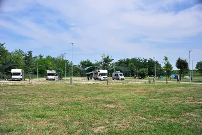 Camping Parco al Po  -  überdachter Stellplatz vom Campingplatz auf grüner Wiese