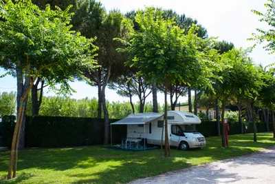 Camping Parco Capraro - Blick auf einen Standplatz auf der Wiese