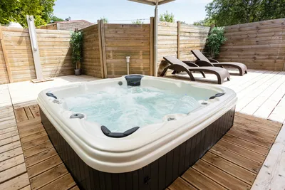 Homair Camping Paris Est - Jacuzzi auf dem Campingplaptz