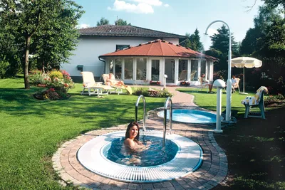 Camping Park Hammelbach  - Wellness Bereich mit Liegestühlen, Dusche und Eisbecken im Außenbereich
