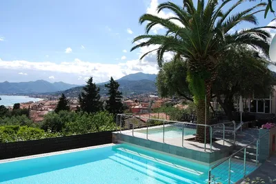 Camping Park Mara - Pool mit Blick auf die Berge und den See