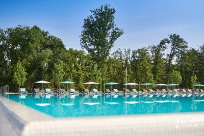 Camping Park Umag - Freibad mit Liegestühlen und Sonnenschirmen auf dem Campingplatz
