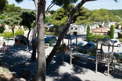 Camping Pascalounet - Kinderspielplatz auf dem Campinggelände mit Stellplätzen im Hintergrund