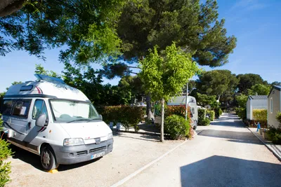 Camping Pascalounet - Wohnmobil auf einem Stellplatz an einer Straße