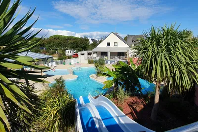 Camping Pen Palud - Campingplatz mit Pool, Wasserrutsche und Liegestühlen