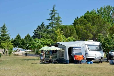 Camping Pian di Boccio  -  Wohnmobil auf dem Campingplatz zwischen Bäumen