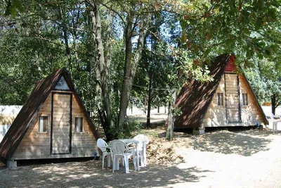 Camping Pian di Boccio  -  Mobilheime vom Campingplatz zwischen Bäumen