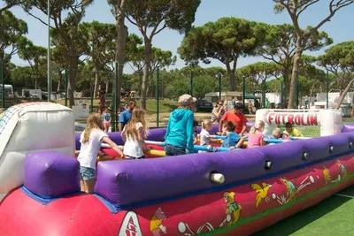 Camping Pinar San José - Spielplatz mit Kindern auf dem Campingplatz