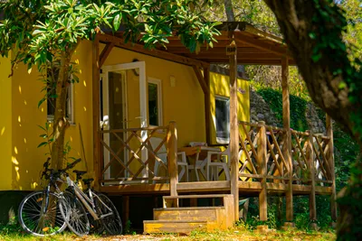 Kamp Pineta  Camping Pineta  - Mobilheim mit Terrasse auf dem Campingplatz