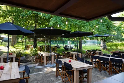 Camping Pittoresque  Camping La Plaine  - Restaurant mit Terrasse auf dem Campingplatz