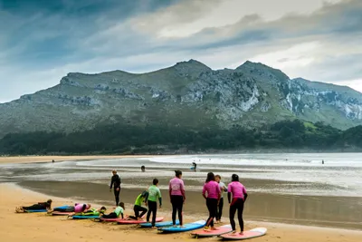 Camping Playa Arenillas  -  Camper bei einer Surfstunde am Strand vom Campingplatz
