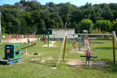 Camping Playa Arenillas  -  Camper auf dem Spielplatz und dem Sportplatz vom Campingplatz im Grünen